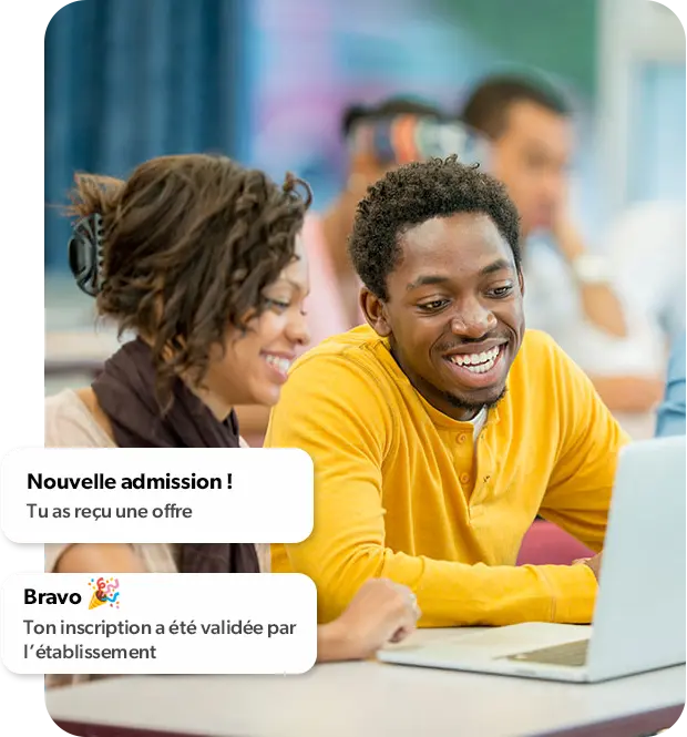 Étudiant souriant utilisant son ordinateur portable pour chercher une formation