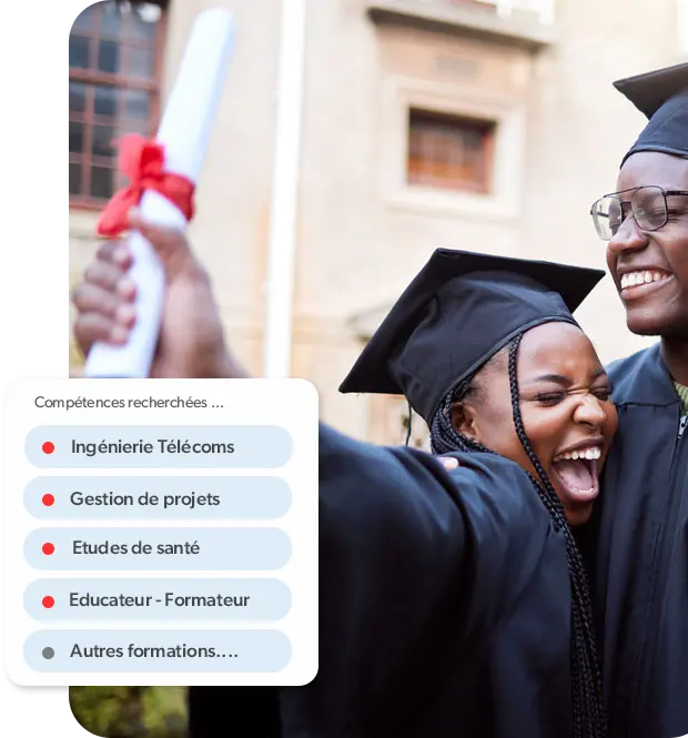 Étudiant souriant utilisant son ordinateur portable pour chercher une formation