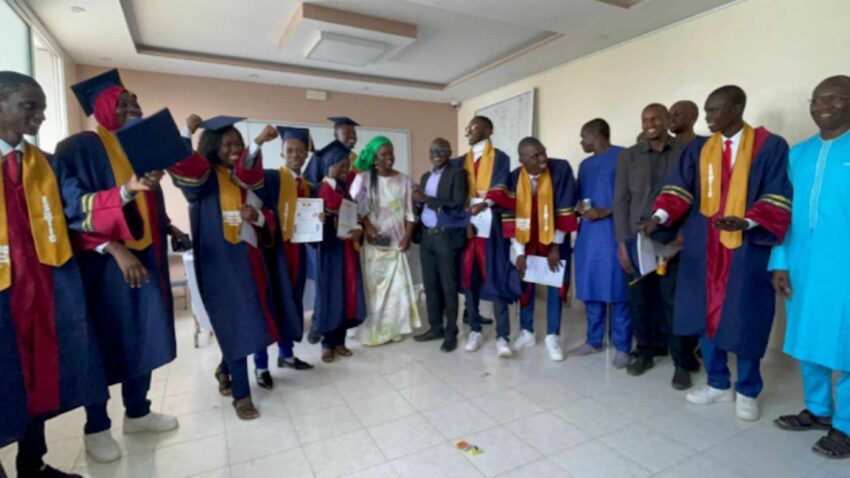 Étudiants diplômés de l'ESMTIC posant dans une ambiance festive.