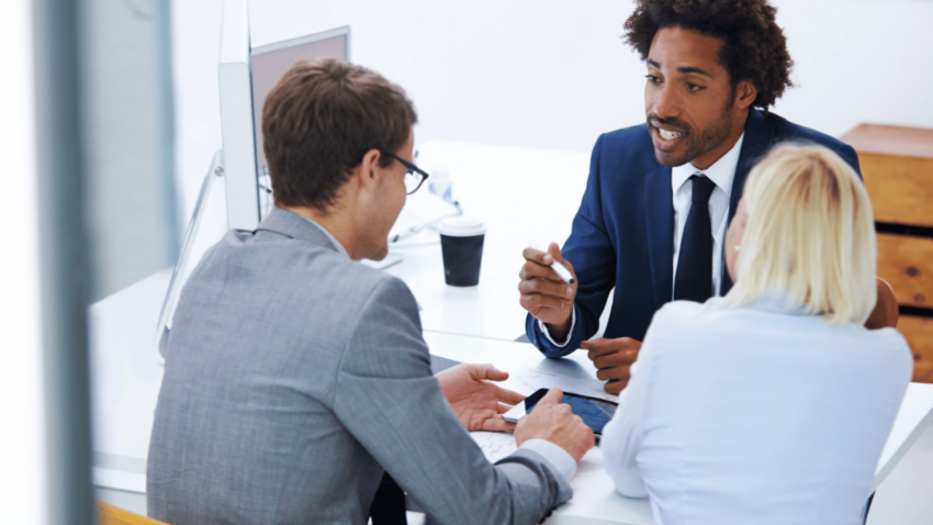 personne-entrain-de-discuter