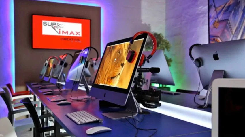 Salle de classe Supimax avec ordinateurs sur les tables