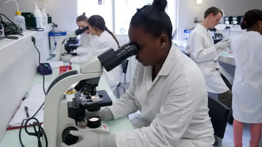 Étudiants en blouse blanche dans un laboratoire
