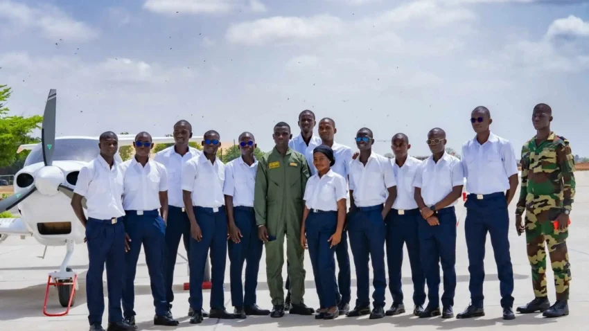 les étudiants d'AIMAC devant un avion