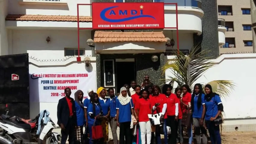Étudiants d'AMDI devant l'établissement