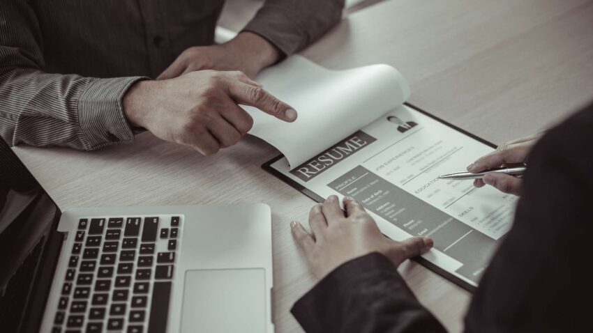 Femme consultant un CV avec un homme