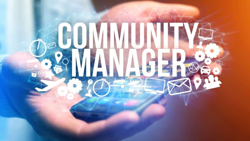 Community manager inscrit sur smartphone, icônes du domaine en arrière-plan