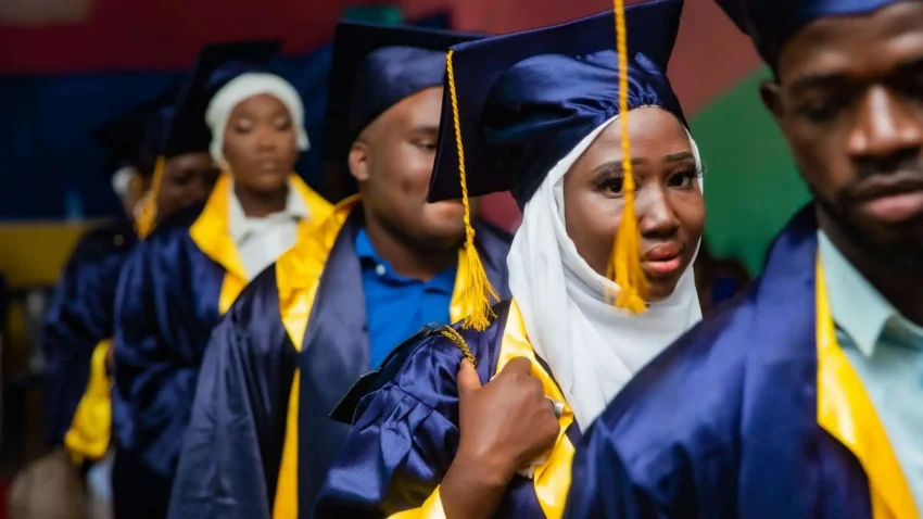 Étudiants CPFP\HR en tenue de graduation, alignés