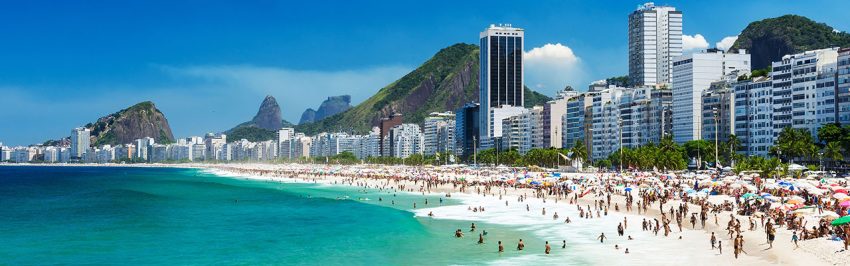 vue panoramique de la célèbre plage de Copacabana à Rio de Janeiro au Brésil