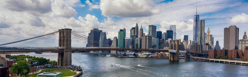 vue emblématique de New York, mettant en avant le pont de Brooklyn