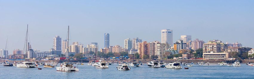 image qui montre les yachts sur la mer et en arrière-plan les immeubles de l'Inde