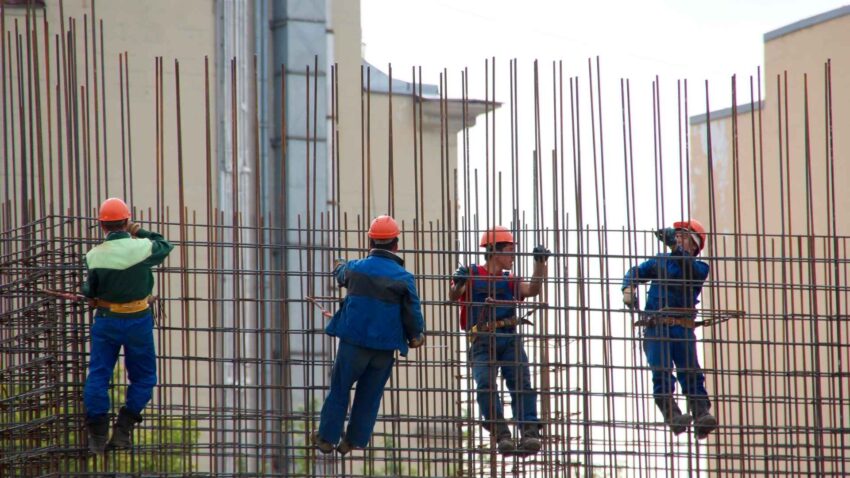 Ouvriers ferrailleurs travaillant sur une armature métallique