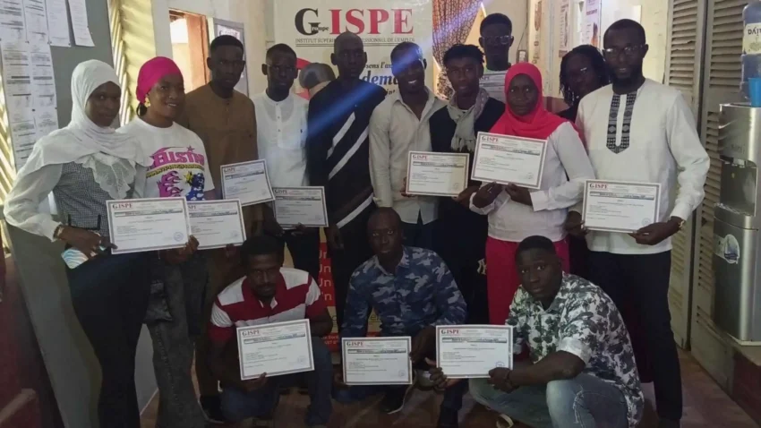 Diplômés de ISPE posant avec leur diplôme