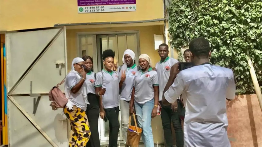 Étudiants de l'I2EPS souriant ensemble