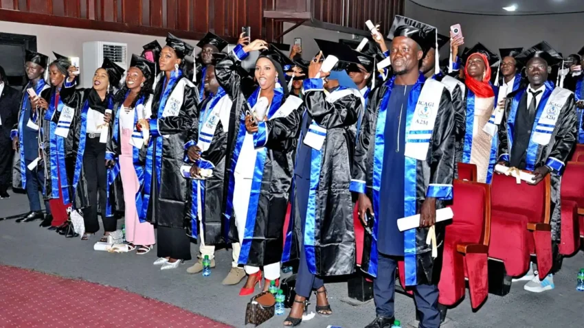 Étudiants ICAGI en tenue de diplômé