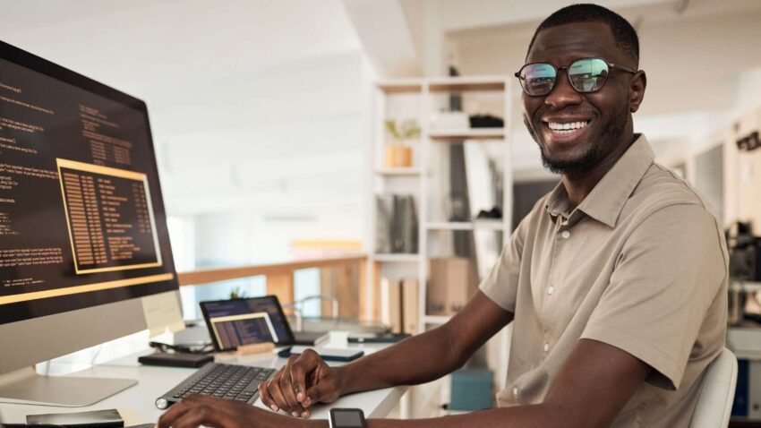 Un ingénieur devant ses ordinateurs