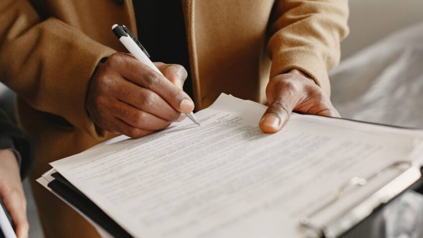 Homme écrivant sur un document