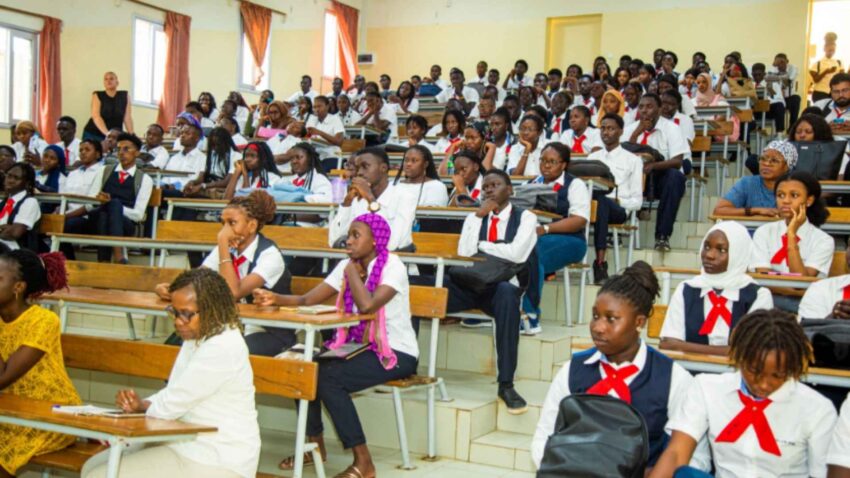 Étudiants en cours dans l'amphi