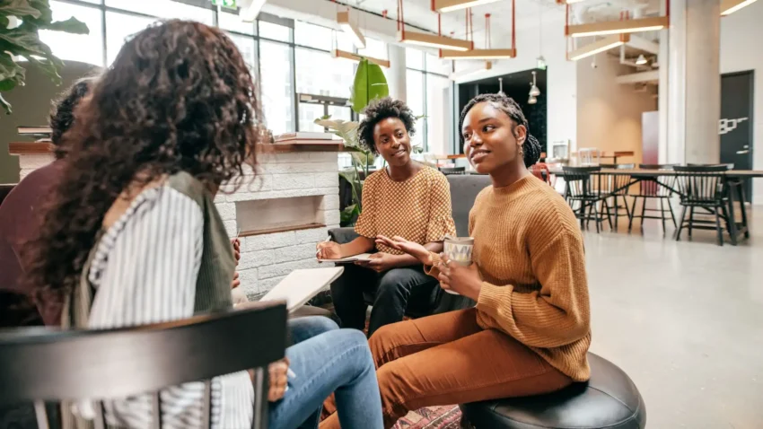 Des jeunes sont assis en train de discuter