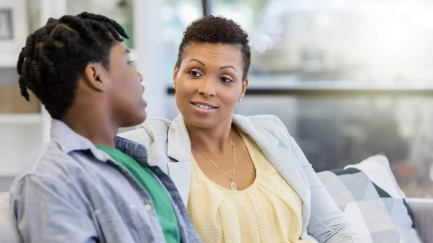 Une femme parlant à un jeune homme