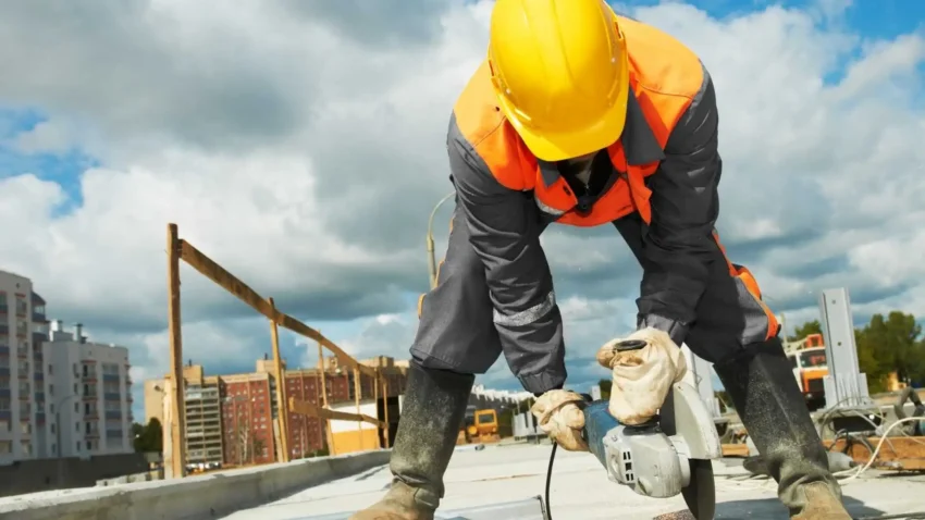 ouvrier travaillant sur un chantier