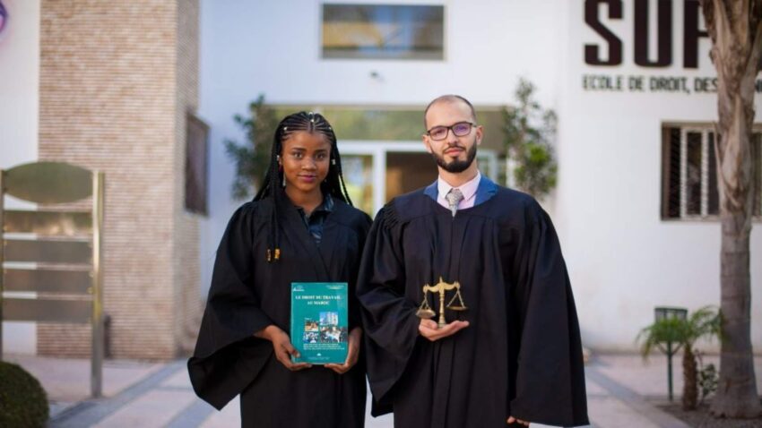 Étudiants de SUPH.Droit Agadir en tenue d'avocat.