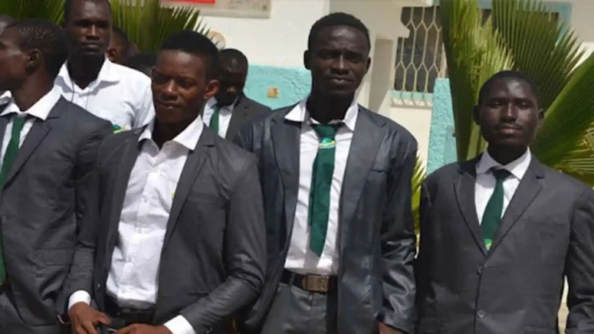 étudiants posant ensemble