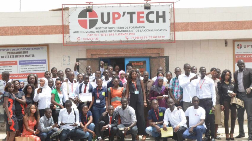Étudiants devant UPTECH