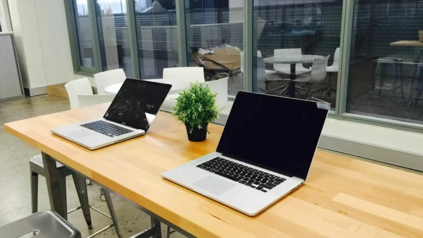 Des ordinateurs sur une table